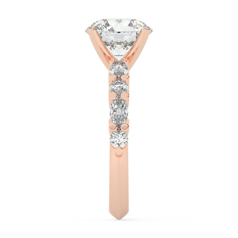 טבעת אירוסין סוליטר ויהלומים בצדדים דגם 50068 זהב אדום רוזגולד 14 קראט במרכז זירקוניה 4 קראט עגול בחיתוך קראט מסביב ובצדדים זירקונים – תמונה 4