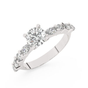 טבעת אירוסין סוליטר ויהלומים בצדדים דגם 50068 כסף מצופה זהב לבן במרכז יהלום מעבדה 1.50 קראט בחיתוך עגול עם תעודה גמולוגית אירופאית IGI מסביב ובצדדים יהלומי מעבדה במשקל של 0.40 קראט בנוסף 0.20 קראט