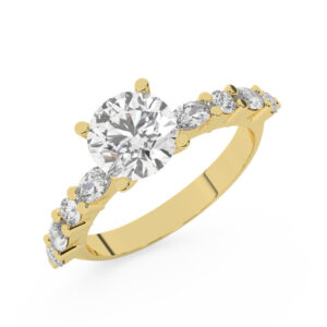 טבעת אירוסין סוליטר ויהלומים בצדדים דגם 50068 כסף מצופה זהב צהוב במרכז יהלום מעבדה 2 קראט בחיתוך עגול עם תעודה גמולוגית אירופאית IGI מסביב ובצדדים יהלומי מעבדה במשקל של 0.40 קראט בנוסף 0.20 קראט