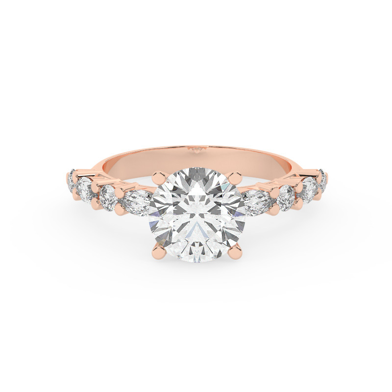 טבעת אירוסין סוליטר ויהלומים בצדדים דגם 50068 כסף מצופה זהב אדום רוזגולד במרכז אבן מעבדה מוסונייט 4 קראט בחיתוך עגול עם תעודה גמולוגית בינלאומית GRA מסביב ובצדדים אבני מעבדה מוסונייט במשקל של 0.40 קראט בנוסף 0.20 קראט – תמונה 2