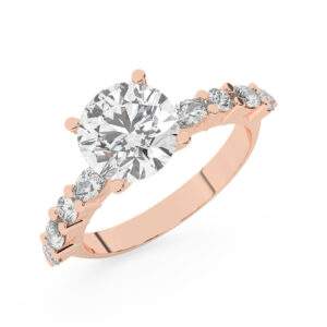 טבעת אירוסין סוליטר ויהלומים בצדדים דגם 50068 כסף מצופה זהב אדום רוזגולד במרכז אבן מעבדה מוסונייט 5 קראט בחיתוך עגול עם תעודה גמולוגית בינלאומית GRA מסביב ובצדדים אבני מעבדה מוסונייט במשקל של 0.40 קראט בנוסף 0.20 קראט