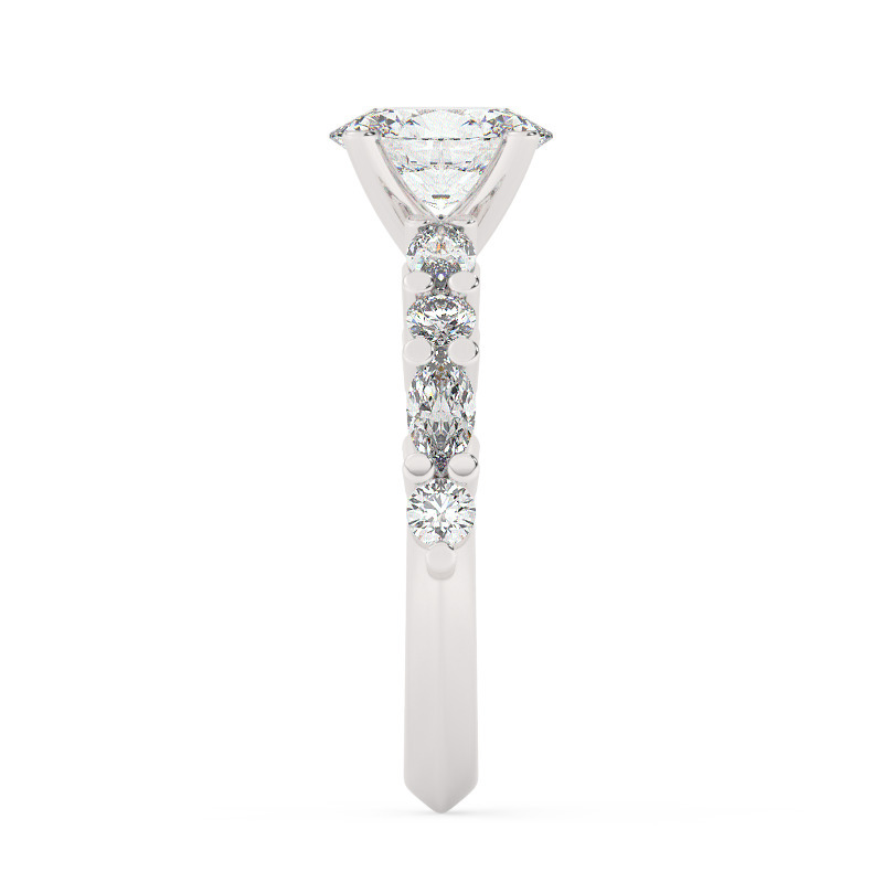 טבעת אירוסין סוליטר ויהלומים בצדדים דגם 50068 כסף מצופה זהב לבן במרכז יהלום מעבדה 1.50 קראט בחיתוך אובל עם תעודה גמולוגית אירופאית IGI מסביב ובצדדים יהלומי מעבדה במשקל של 0.40 קראט בנוסף 0.20 קראט – תמונה 4