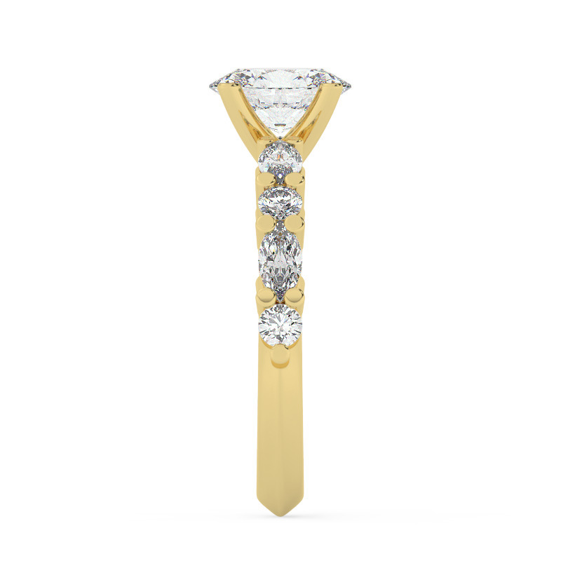 טבעת אירוסין סוליטר ויהלומים בצדדים דגם 50068 כסף מצופה זהב צהוב במרכז יהלום מעבדה 1.50 קראט בחיתוך אובל עם תעודה גמולוגית אירופאית IGI מסביב ובצדדים יהלומי מעבדה במשקל של 0.40 קראט בנוסף 0.20 קראט – תמונה 4