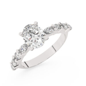 טבעת אירוסין סוליטר ויהלומים בצדדים דגם 50068 כסף מצופה זהב לבן במרכז יהלום מעבדה 2 קראט בחיתוך אובל עם תעודה גמולוגית אירופאית IGI מסביב ובצדדים יהלומי מעבדה במשקל של 0.40 קראט בנוסף 0.20 קראט