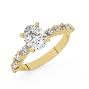 טבעת אירוסין סוליטר ויהלומים בצדדים דגם 50068 כסף מצופה זהב צהוב במרכז יהלום מעבדה 2 קראט בחיתוך אובל עם תעודה גמולוגית אירופאית IGI מסביב ובצדדים יהלומי מעבדה במשקל של 0.40 קראט בנוסף 0.20 קראט