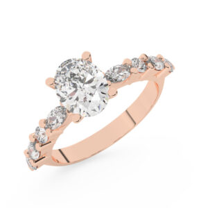 טבעת אירוסין סוליטר ויהלומים בצדדים דגם 50068 כסף מצופה זהב אדום רוזגולד במרכז יהלום מעבדה 2.50 קראט בחיתוך אובל עם תעודה גמולוגית אירופאית IGI מסביב ובצדדים יהלומי מעבדה במשקל של 0.40 קראט בנוסף 0.20 קראט