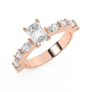 טבעת אירוסין סוליטר ויהלומים בצדדים דגם 50068 כסף מצופה זהב אדום רוזגולד במרכז יהלום מעבדה 1 קראט בחיתוך אמרלד עם תעודה גמולוגית אירופאית IGI מסביב ובצדדים יהלומי מעבדה במשקל של 0.40 קראט בנוסף 0.20 קראט