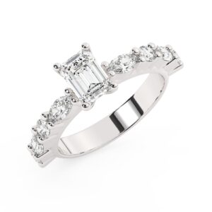 טבעת אירוסין סוליטר ויהלומים בצדדים דגם 50068 כסף מצופה זהב לבן במרכז יהלום מעבדה 1.50 קראט בחיתוך אמרלד עם תעודה גמולוגית אירופאית IGI מסביב ובצדדים יהלומי מעבדה במשקל של 0.40 קראט בנוסף 0.20 קראט