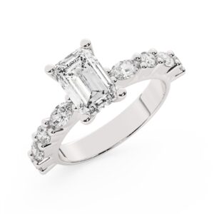 טבעת אירוסין סוליטר ויהלומים בצדדים דגם 50068 כסף מצופה זהב לבן במרכז יהלום מעבדה 2 קראט בחיתוך אמרלד עם תעודה גמולוגית אירופאית IGI מסביב ובצדדים יהלומי מעבדה במשקל של 0.40 קראט בנוסף 0.20 קראט