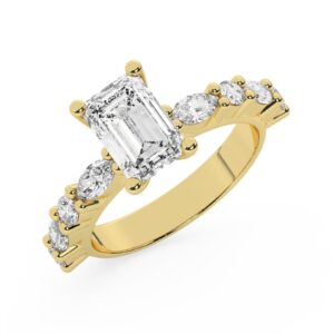 טבעת אירוסין סוליטר ויהלומים בצדדים דגם 50068 כסף מצופה זהב צהוב במרכז יהלום מעבדה 2.50 קראט בחיתוך אמרלד עם תעודה גמולוגית אירופאית IGI מסביב ובצדדים יהלומי מעבדה במשקל של 0.40 קראט בנוסף 0.20 קראט