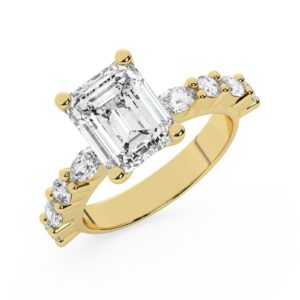 טבעת אירוסין סוליטר ויהלומים בצדדים דגם 50068 כסף מצופה זהב צהוב במרכז אבן מעבדה מוסונייט 4 קראט בחיתוך אמרלד עם תעודה גמולוגית בינלאומית GRA מסביב ובצדדים אבני מעבדה מוסונייט במשקל של 0.40 קראט בנוסף 0.20 קראט