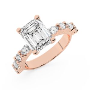 טבעת אירוסין סוליטר ויהלומים בצדדים דגם 50068 כסף מצופה זהב אדום רוזגולד במרכז אבן מעבדה מוסונייט 4 קראט בחיתוך אמרלד עם תעודה גמולוגית בינלאומית GRA מסביב ובצדדים אבני מעבדה מוסונייט במשקל של 0.40 קראט בנוסף 0.20 קראט