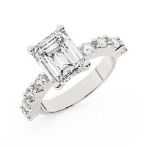 טבעת אירוסין סוליטר ויהלומים בצדדים דגם 50068 כסף מצופה זהב לבן במרכז אבן מעבדה מוסונייט 5 קראט בחיתוך אמרלד עם תעודה גמולוגית בינלאומית GRA מסביב ובצדדים אבני מעבדה מוסונייט במשקל של 0.40 קראט בנוסף 0.20 קראט