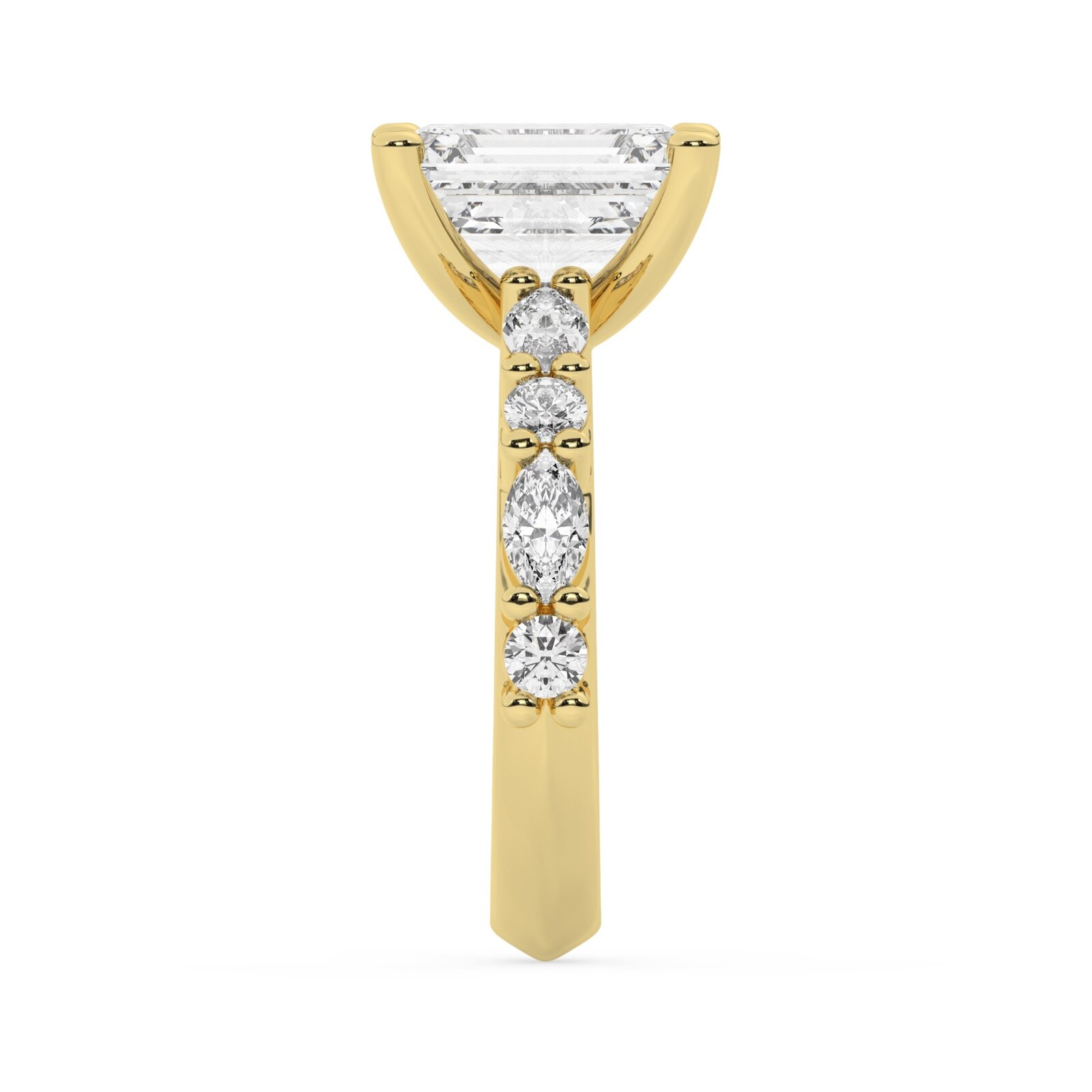 טבעת אירוסין סוליטר ויהלומים בצדדים דגם 50068 כסף מצופה זהב צהוב במרכז אבן מעבדה מוסונייט 5 קראט בחיתוך אמרלד עם תעודה גמולוגית בינלאומית GRA מסביב ובצדדים אבני מעבדה מוסונייט במשקל של 0.40 קראט בנוסף 0.20 קראט – תמונה 4