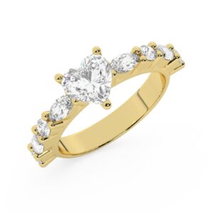 טבעת אירוסין סוליטר ויהלומים בצדדים דגם 50068 כסף מצופה זהב צהוב במרכז יהלום מעבדה 1 קראט בחיתוך לב עם תעודה גמולוגית אירופאית IGI מסביב ובצדדים יהלומי מעבדה במשקל של 0.40 קראט בנוסף 0.20 קראט