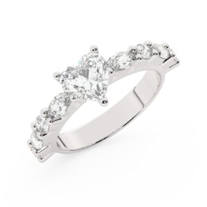 טבעת אירוסין סוליטר ויהלומים בצדדים דגם 50068 כסף מצופה זהב לבן במרכז אבן מעבדה מוסונייט 5 קראט בחיתוך לב עם תעודה גמולוגית בינלאומית GRA מסביב ובצדדים אבני מעבדה מוסונייט במשקל של 0.40 קראט בנוסף 0.20 קראט