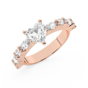 טבעת אירוסין סוליטר ויהלומים בצדדים דגם 50068 כסף מצופה זהב אדום רוזגולד במרכז אבן מעבדה מוסונייט 5 קראט בחיתוך לב עם תעודה גמולוגית בינלאומית GRA מסביב ובצדדים אבני מעבדה מוסונייט במשקל של 0.40 קראט בנוסף 0.20 קראט