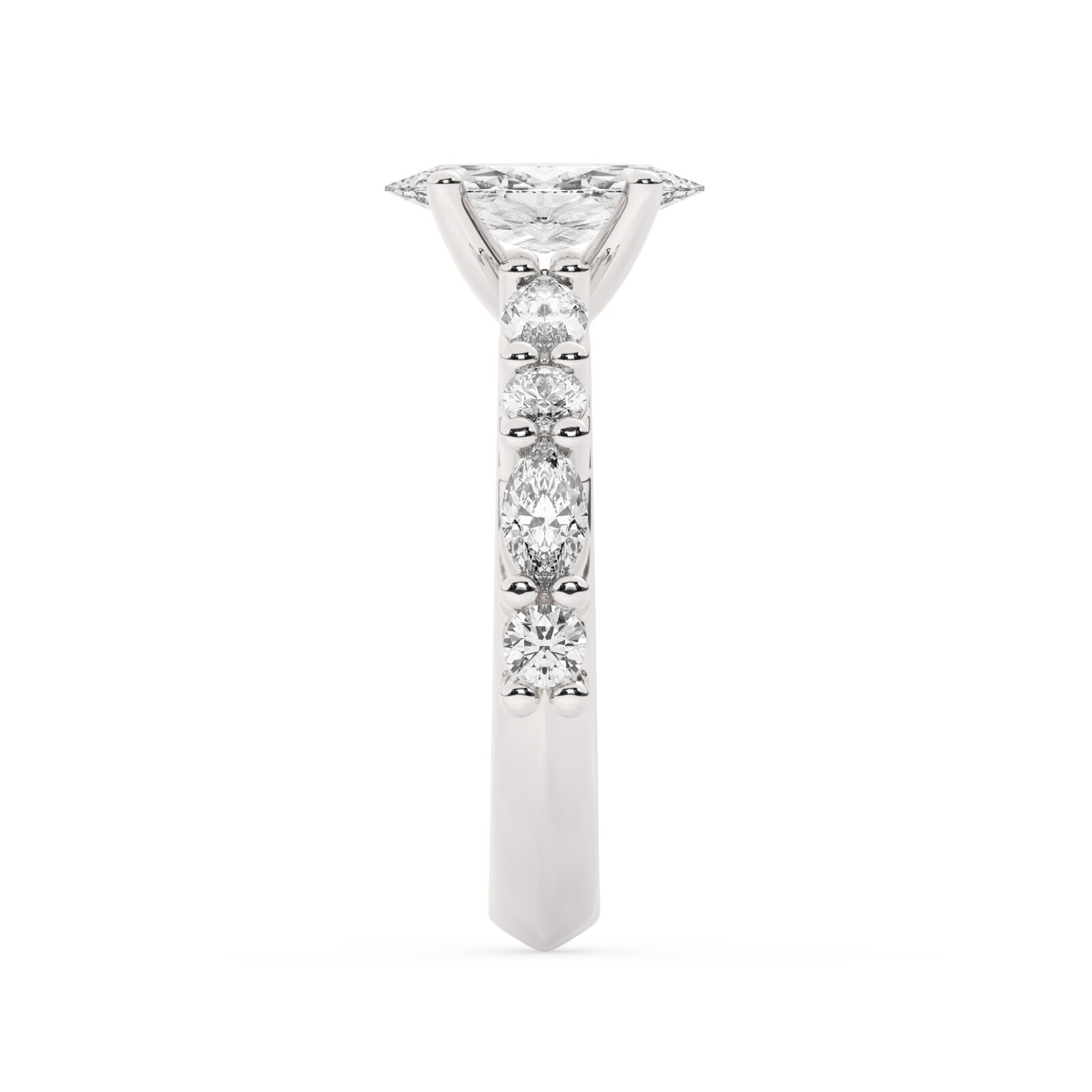 טבעת אירוסין סוליטר ויהלומים בצדדים דגם 50068 כסף מצופה זהב לבן במרכז יהלום מעבדה 1.50 קראט בחיתוך מרקיזה עם תעודה גמולוגית אירופאית IGI מסביב ובצדדים יהלומי מעבדה במשקל של 0.40 קראט בנוסף 0.20 קראט – תמונה 4