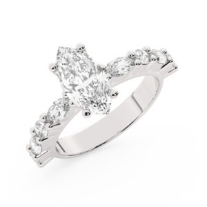 טבעת אירוסין סוליטר ויהלומים בצדדים דגם 50068 כסף מצופה זהב לבן במרכז יהלום מעבדה 2.50 קראט בחיתוך מרקיזה עם תעודה גמולוגית אירופאית IGI מסביב ובצדדים יהלומי מעבדה במשקל של 0.40 קראט בנוסף 0.20 קראט