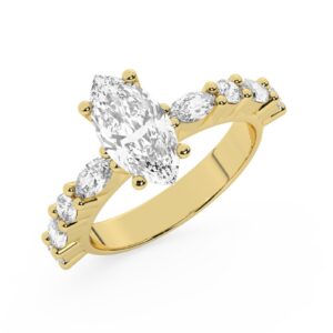 טבעת אירוסין סוליטר ויהלומים בצדדים דגם 50068 כסף מצופה זהב צהוב במרכז יהלום מעבדה 2.50 קראט בחיתוך מרקיזה עם תעודה גמולוגית אירופאית IGI מסביב ובצדדים יהלומי מעבדה במשקל של 0.40 קראט בנוסף 0.20 קראט