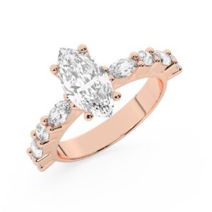 טבעת אירוסין סוליטר ויהלומים בצדדים דגם 50068 כסף מצופה זהב אדום רוזגולד במרכז יהלום מעבדה 2.50 קראט בחיתוך מרקיזה עם תעודה גמולוגית אירופאית IGI מסביב ובצדדים יהלומי מעבדה במשקל של 0.40 קראט בנוסף 0.20 קראט