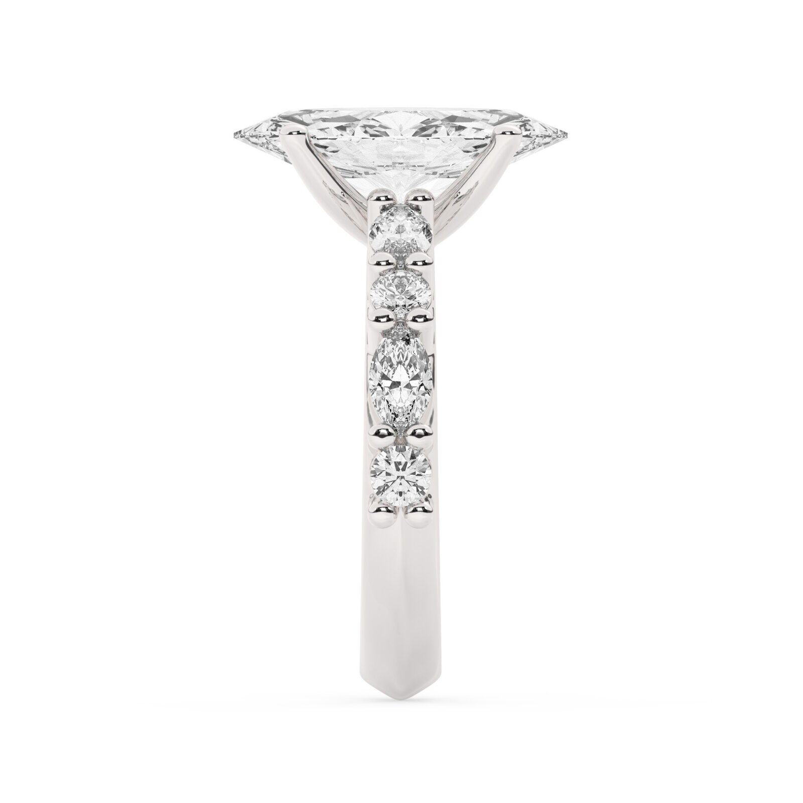 טבעת אירוסין סוליטר ויהלומים בצדדים דגם 50068 כסף מצופה זהב לבן במרכז אבן מעבדה מוסונייט 4 קראט בחיתוך מרקיזה עם תעודה גמולוגית בינלאומית GRA מסביב ובצדדים אבני מעבדה מוסונייט במשקל של 0.40 קראט בנוסף 0.20 קראט – תמונה 4