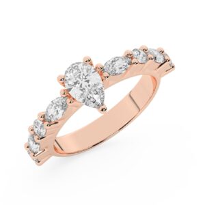 טבעת אירוסין סוליטר ויהלומים בצדדים דגם 50068 כסף מצופה זהב אדום רוזגולד במרכז יהלום מעבדה 2 קראט בחיתוך טיפה עם תעודה גמולוגית אירופאית IGI מסביב ובצדדים יהלומי מעבדה במשקל של 0.40 קראט בנוסף 0.20 קראט