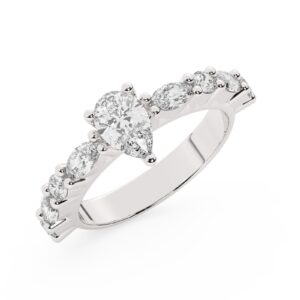 טבעת אירוסין סוליטר ויהלומים בצדדים דגם 50068 כסף מצופה זהב לבן במרכז אבן מעבדה מוסונייט 4 קראט בחיתוך טיפה עם תעודה גמולוגית בינלאומית GRA מסביב ובצדדים אבני מעבדה מוסונייט במשקל של 0.40 קראט בנוסף 0.20 קראט