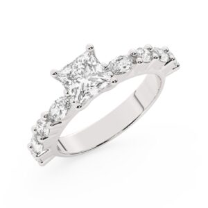 טבעת אירוסין סוליטר ויהלומים בצדדים דגם 50068 כסף מצופה זהב לבן במרכז אבן מעבדה מוסונייט 4 קראט בחיתוך פרינסס עם תעודה גמולוגית בינלאומית GRA מסביב ובצדדים אבני מעבדה מוסונייט במשקל של 0.40 קראט בנוסף 0.20 קראט