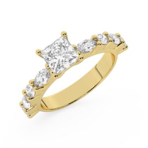 טבעת אירוסין סוליטר ויהלומים בצדדים דגם 50068 כסף מצופה זהב צהוב במרכז אבן מעבדה מוסונייט 4 קראט בחיתוך פרינסס עם תעודה גמולוגית בינלאומית GRA מסביב ובצדדים אבני מעבדה מוסונייט במשקל של 0.40 קראט בנוסף 0.20 קראט