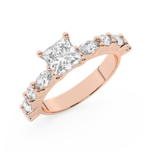 טבעת אירוסין סוליטר ויהלומים בצדדים דגם 50068 כסף מצופה זהב אדום רוזגולד במרכז אבן מעבדה מוסונייט 4 קראט בחיתוך פרינסס עם תעודה גמולוגית בינלאומית GRA מסביב ובצדדים אבני מעבדה מוסונייט במשקל של 0.40 קראט בנוסף 0.20 קראט