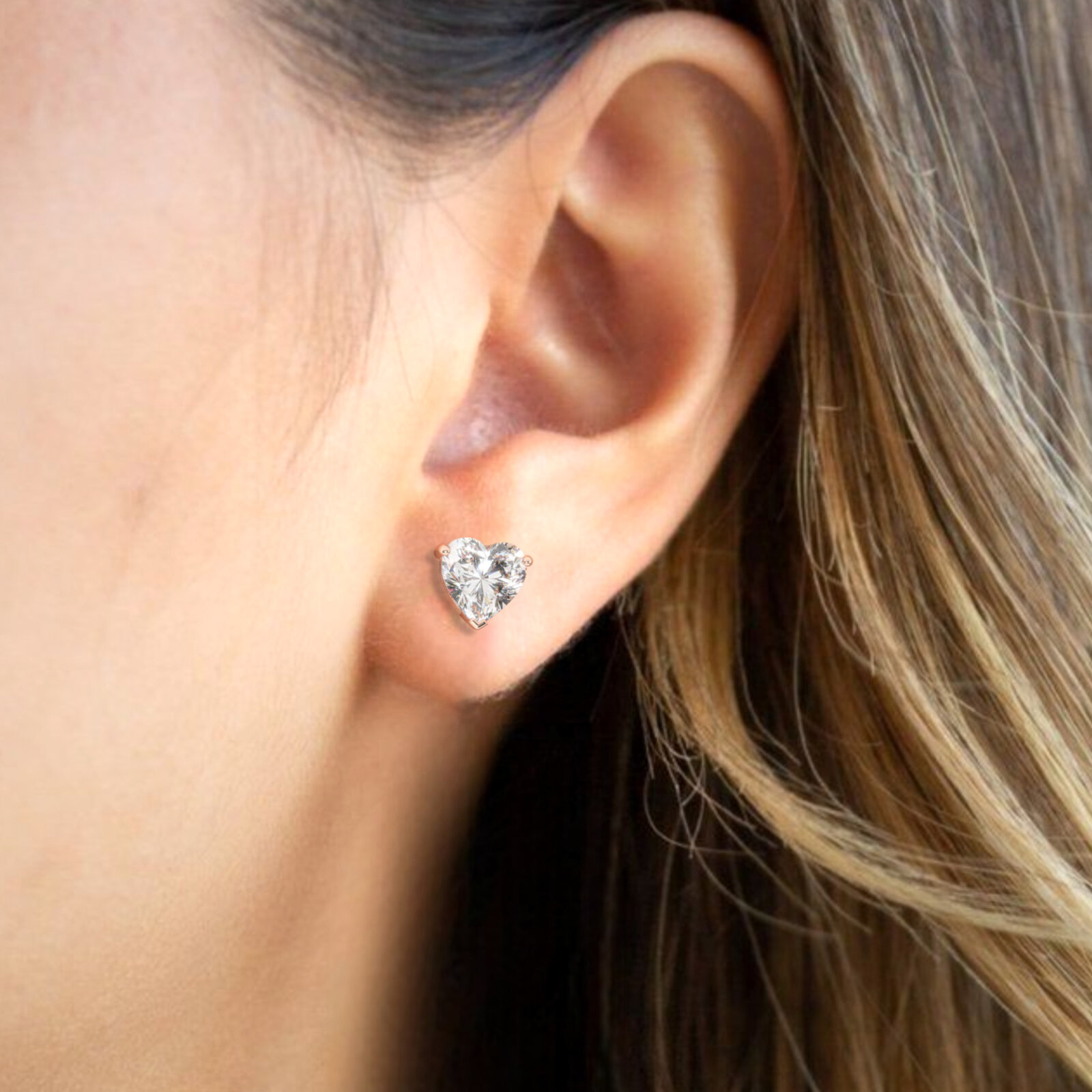 עגילים סוליטר צמודים לאוזן שיבוץ קלאסי דגם 50081 כסף מצופה זהב אדום רוזגולד במרכז יהלום מעבדה במשקל של 5 קראט בחיתוך לב עם תעודה גמולוגית אירופאית IGI משקל כולל 10 קראט – תמונה 4