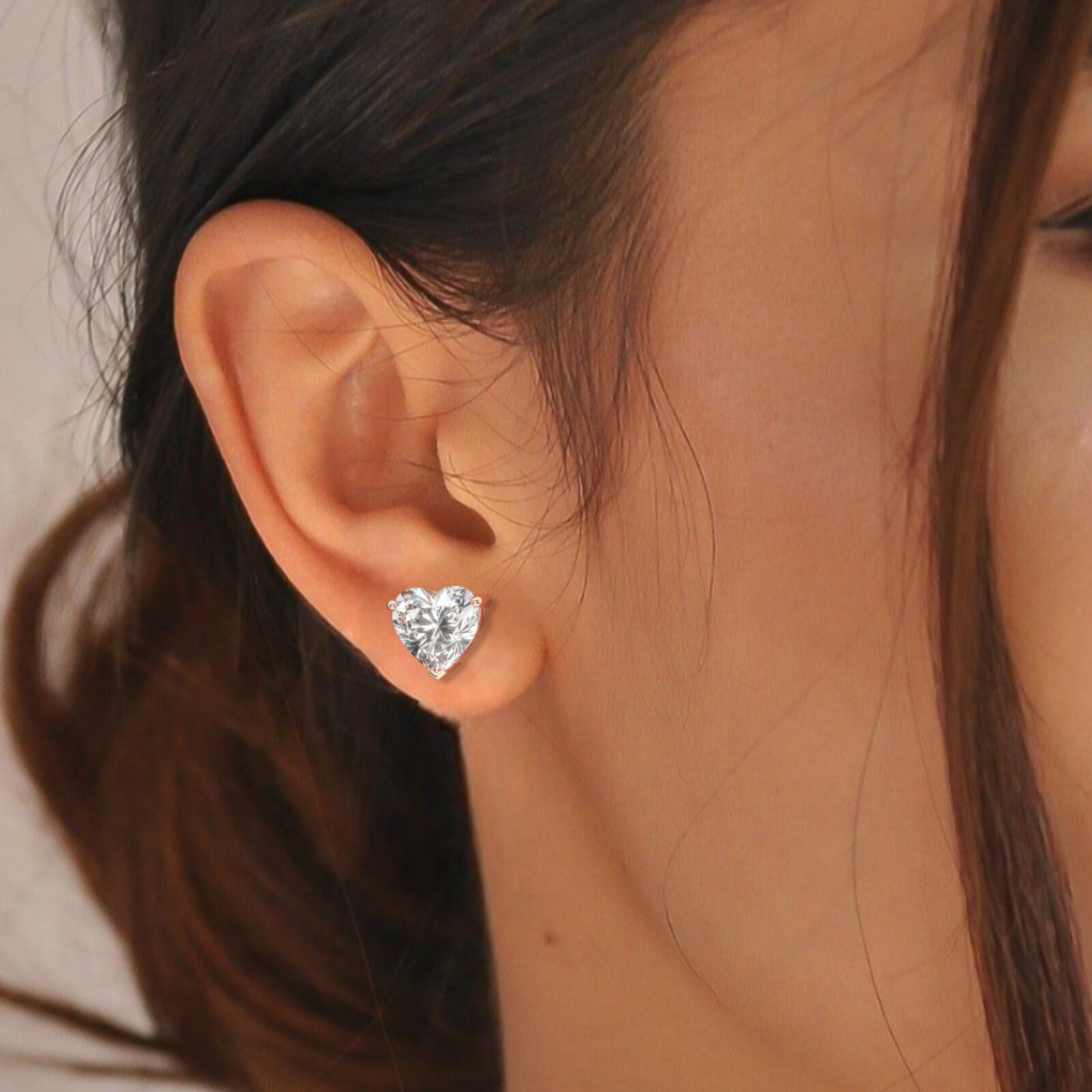 עגילים סוליטר צמודים לאוזן שיבוץ קלאסי דגם 50081 כסף מצופה זהב אדום רוזגולד במרכז יהלום מעבדה במשקל של 5 קראט בחיתוך לב עם תעודה גמולוגית אירופאית IGI משקל כולל 10 קראט – תמונה 5