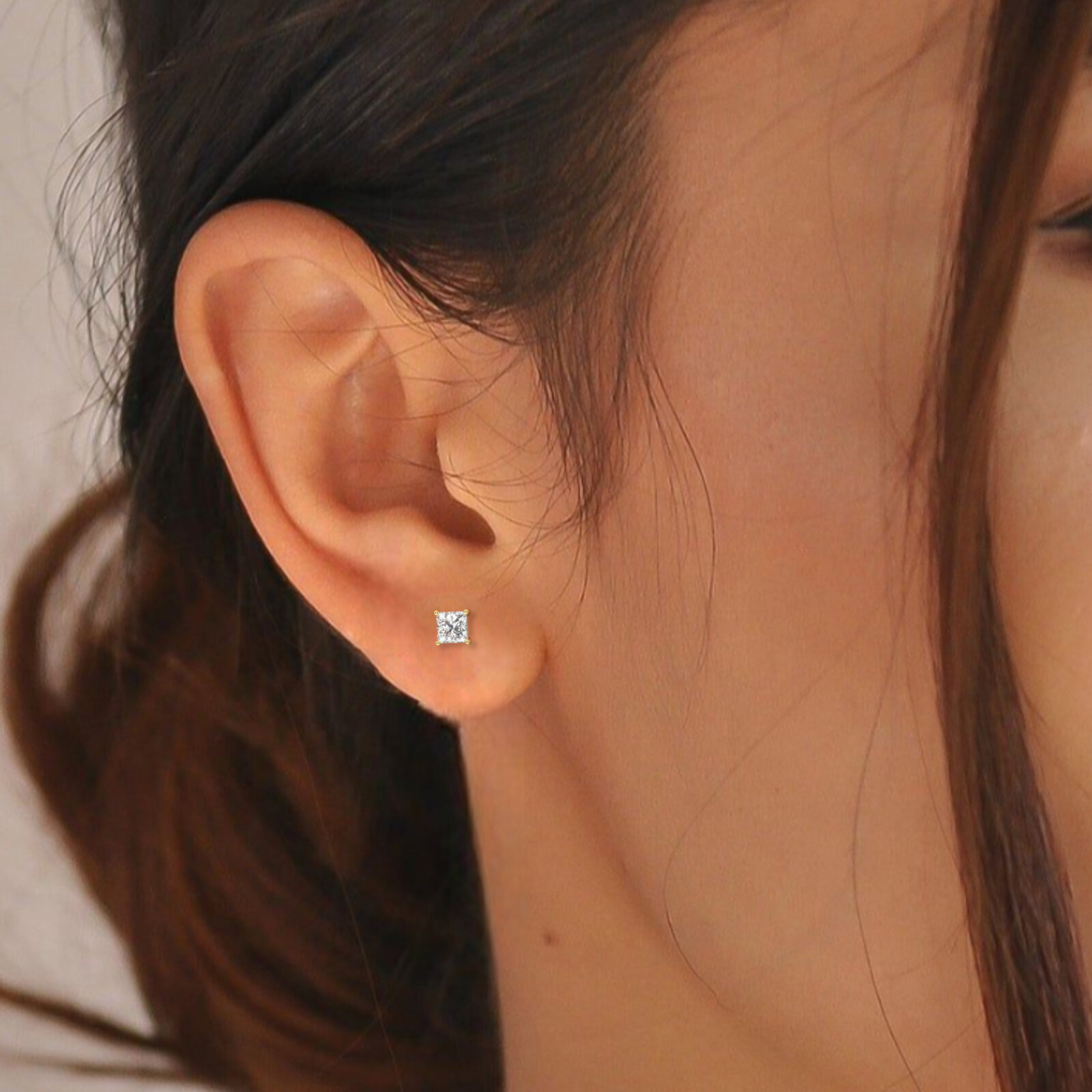 עגילים סוליטר צמודים לאוזן שיבוץ מרטיני דגם 50083 כסף מצופה זהב צהוב במרכז Moissanite במשקל של 0.50 קראט בחיתוך פרינסס עם תעודה גמולוגית משקל כולל 1 קראט – תמונה 5