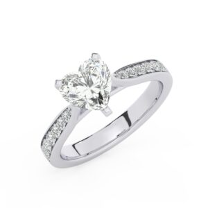 טבעת אירוסין סוליטר וזירקונים בצדדים דגם 50017 זהב לבן 14 קראט במרכז זירקוניה 5 קראט בחיתוך לב מסביב ובצדדים זירקונים בחיתוך עגול