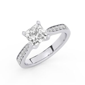 טבעת אירוסין סוליטר וזירקונים בצדדים דגם 50017 זהב לבן 14 קראט במרכז זירקוניה 4 קראט בחיתוך פרינסס מסביב ובצדדים זירקונים בחיתוך עגול