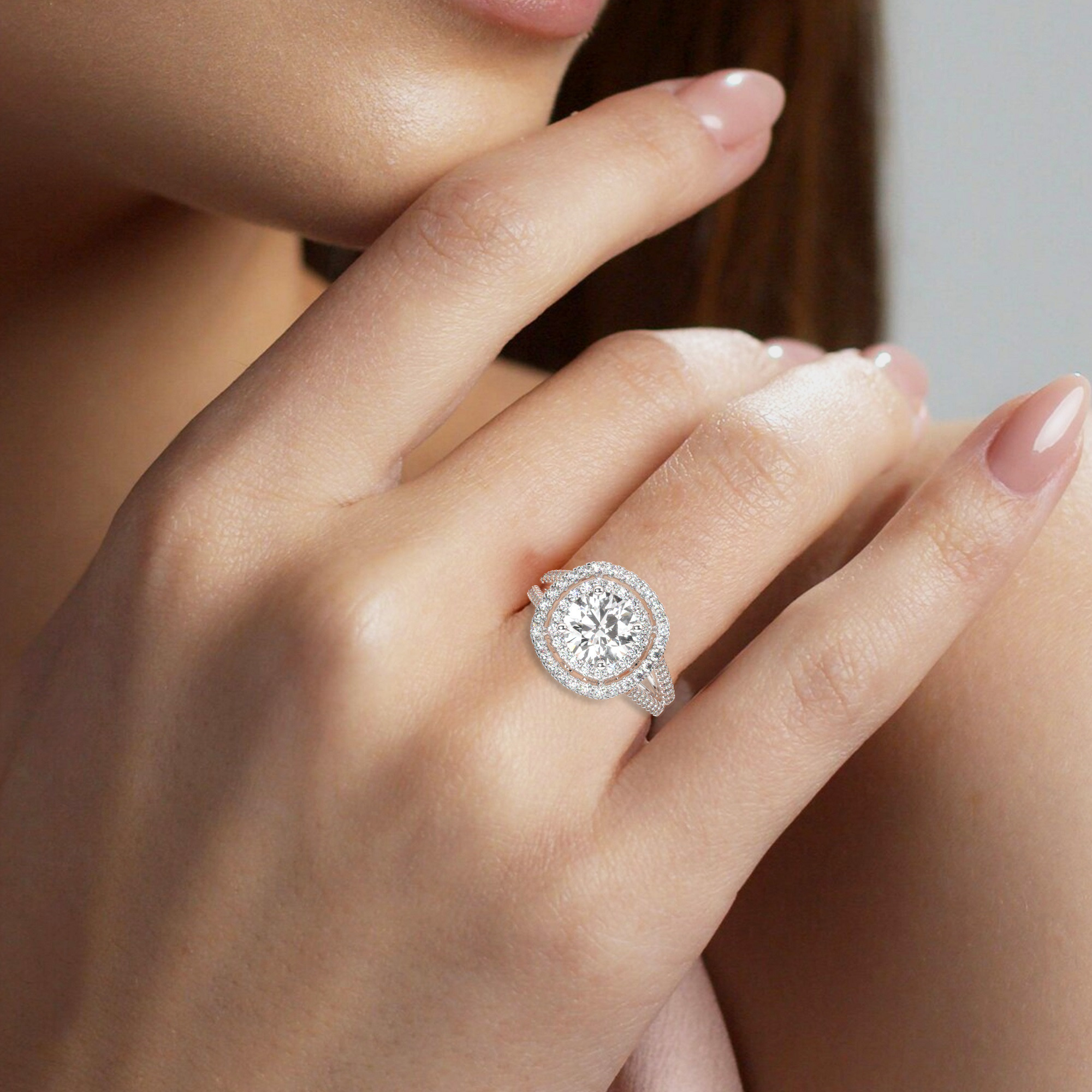 טבעת אירוסין היילו דגם 50025 זהב לבן 14 קראט במרכז זירקוניה 2.50 קראט בחיתוך עגול מסביב ובצדדים זירקונים בחיתוך עגול – תמונה 6