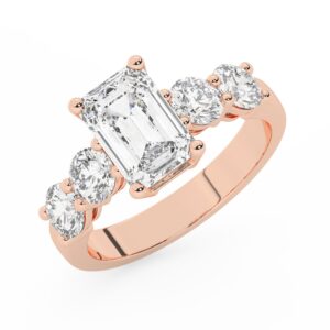 טבעת אירוסין סוליטר וזירקונים בצדדים דגם 50030 זהב אדום רוזגולד 14 קראט במרכז זירקוניה 0.50 קראט בחיתוך אמרלד מסביב ובצדדים זירקונים בחיתוך עגול