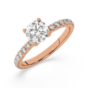 טבעת אירוסין סוליטר וזירקונים בצדדים דגם 50037 זהב אדום רוזגולד 14 קראט במרכז זירקוניה 1 קראט בחיתוך עגול מסביב ובצדדים זירקונים בחיתוך עגול