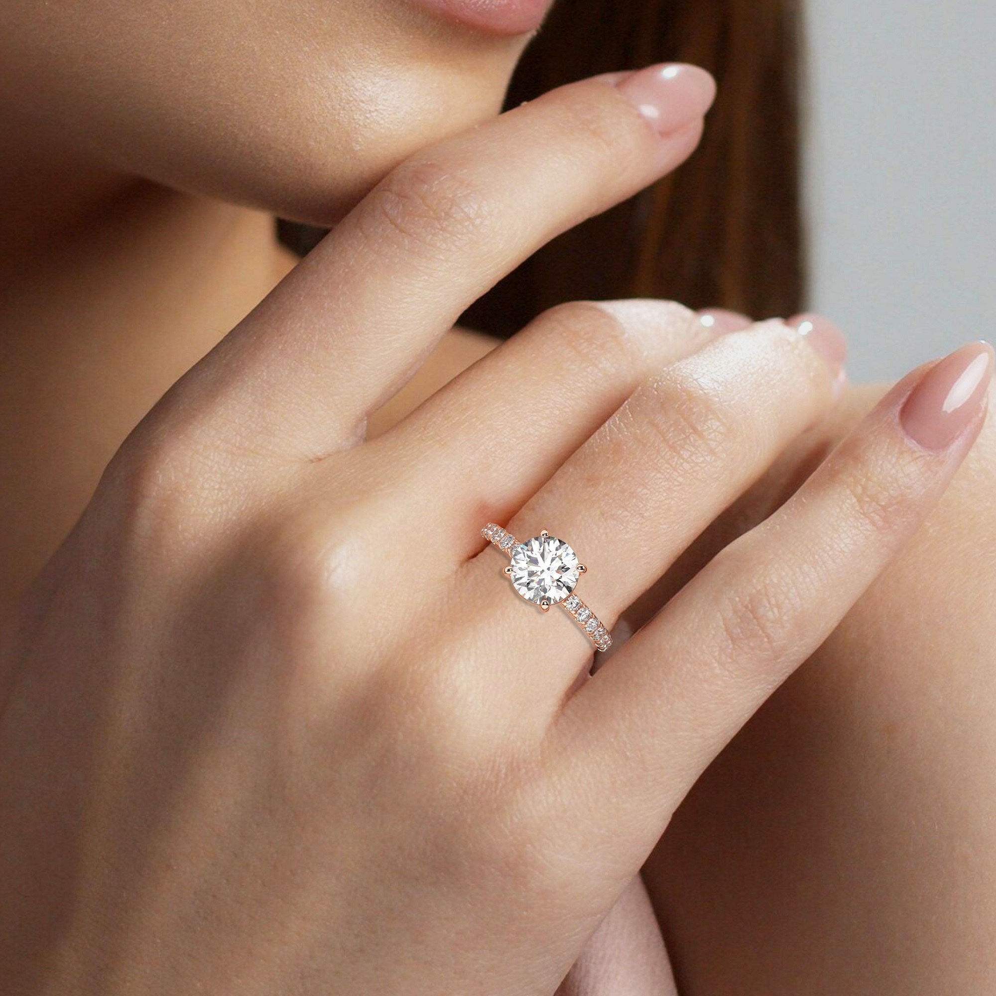 טבעת אירוסין סוליטר וזירקונים בצדדים דגם 50037 זהב אדום רוזגולד 14 קראט במרכז זירקוניה 2.50 קראט בחיתוך עגול מסביב ובצדדים זירקונים בחיתוך עגול – תמונה 6