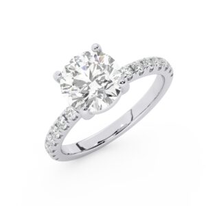טבעת אירוסין סוליטר וזירקונים בצדדים דגם 50037 זהב לבן 14 קראט במרכז זירקוניה 2.50 קראט בחיתוך עגול מסביב ובצדדים זירקונים בחיתוך עגול