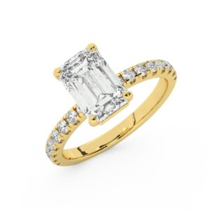 טבעת אירוסין סוליטר וזירקונים בצדדים דגם 50037 זהב צהוב 14 קראט במרכז זירקוניה 5 קראט בחיתוך אמרלד מסביב ובצדדים זירקונים בחיתוך עגול