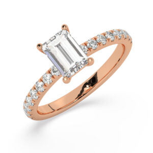 טבעת אירוסין סוליטר וזירקונים בצדדים דגם 50037 זהב אדום רוזגולד 14 קראט במרכז זירקוניה 0.50 קראט בחיתוך אמרלד מסביב ובצדדים זירקונים בחיתוך עגול