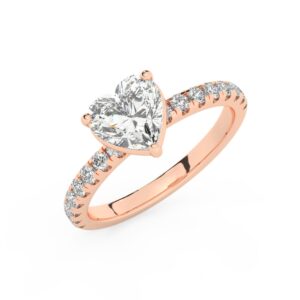 טבעת אירוסין סוליטר וזירקונים בצדדים דגם 50037 זהב אדום רוזגולד 14 קראט במרכז זירקוניה 3 קראט בחיתוך לב מסביב ובצדדים זירקונים בחיתוך עגול