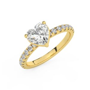 טבעת אירוסין סוליטר וזירקונים בצדדים דגם 50037 זהב צהוב 14 קראט במרכז זירקוניה 3 קראט בחיתוך לב מסביב ובצדדים זירקונים בחיתוך עגול