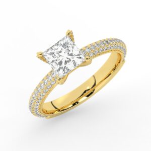 טבעת אירוסין סוליטר ויהלומים בצדדים דגם 50012 זהב צהוב 14 קראט במרכז זירקוניה 2 קראט בחיתוך פרינסס מסביב ובצדדים זירקונים בחיתוך עגול