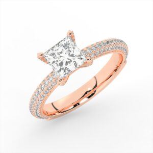טבעת אירוסין סוליטר ויהלומים בצדדים דגם 50012 זהב אדום רוזגולד 14 קראט במרכז זירקוניה 3 קראט בחיתוך פרינסס מסביב ובצדדים זירקונים בחיתוך עגול