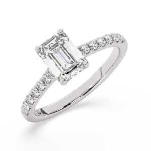 טבעת אירוסין סוליטר ויהלומים בצדדים דגם 50019 זהב לבן 14 קראט במרכז זירקוניה 2 קראט בחיתוך אמרלד מסביב ובצדדים זירקונים בחיתוך עגול