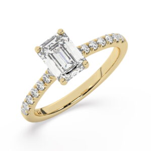 טבעת אירוסין סוליטר ויהלומים בצדדים דגם 50019 זהב צהוב 14 קראט במרכז זירקוניה 5 קראט בחיתוך אמרלד מסביב ובצדדים זירקונים בחיתוך עגול