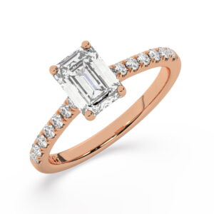 טבעת אירוסין סוליטר ויהלומים בצדדים דגם 50019 זהב אדום רוזגולד 14 קראט במרכז זירקוניה 0.50 קראט בחיתוך אמרלד מסביב ובצדדים זירקונים בחיתוך עגול